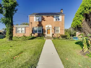 DC Area Home: 1 Mi to Light Rail!