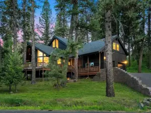 Spacious Wooded Getaway Cabin near McCall