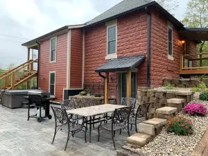 Brown Co, Hot Tub, King Bed, Sleeps 10, Bumper Pool, 5 Smart TVs Firepit, Grill