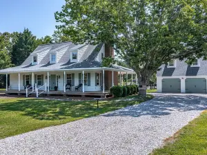WATERFRONT Southern Living Upscale Cottage close to Main St! Time to RELAX!