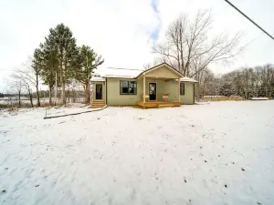 Walk to Lake: Pet-friendly Cottage in Jamestown!