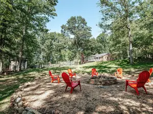 Private Hot Tub, Pool, Firepit 3 Bdrm/2 Bth in Wine Region of Year
