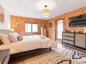 Sun-Filled Log Home on 20 Prvt Acres Nr Rhinebeck