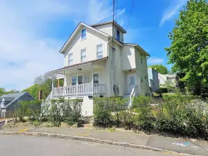 Cozy 2Br Retreat in Greenwich. Walk to Restaurants & Beach! Off-Street Parking.