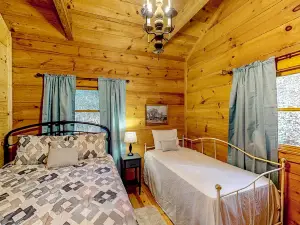 Comfortable mountain view cabin with fireplace, TV, board games, & kitchenette