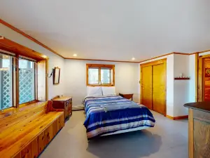 Quiet, lake-view house with screened deck, firepit & W/D - short walk to beach