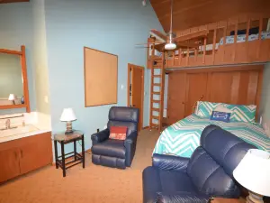 Scenic Balcony and Stunning Lake Views - Charming Waterfront Retreat