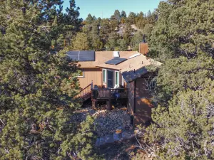 Scenic Escape in a Modern Cabin - Charming Romantic Retreat