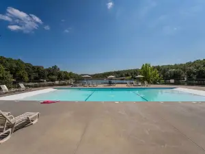 Lakefront Branson Cabin 6 Mi to Branson Strip!