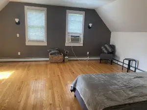 Lovely Loft across Madam Brett Park Entrance! Short drive to Main Street