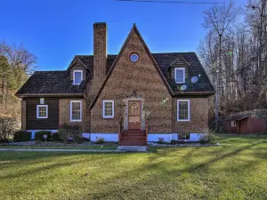 'Homeplace' w/ Yard - 10 Mi to Jenny Wiley!