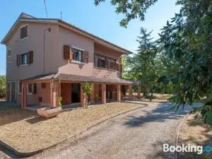 Beautiful Home in Ponzano di Fermo with Jacuzzi, Wifi and 4 Bedrooms
