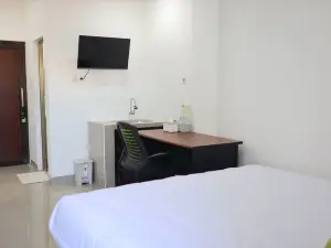 Urbanview Hotel Eropa Maros Near Sultan Hasanuddin Airport by RedDoorz