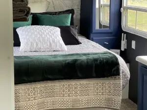 Primitive Camping Executive Suite in nature-3 mins from Speedway