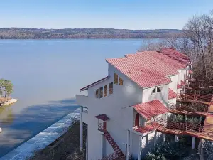 Pickwick Lake Front River Walk Villa11 w/spectacular views, boatslip & pool
