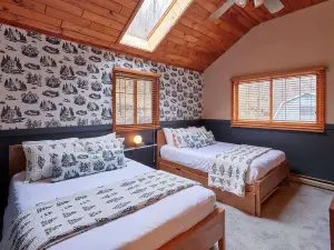 Designer Chalet with Hot Tub and Fire Pit