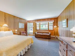 Attractive studio in waterfront location w/free WiFi, water views, kitchenette