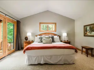 Ski Shuttle, Spacious Patio and Cozy Kitchen - Stunning Mountain Haven