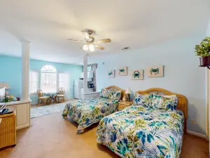 Convenient studio with outdoor pool, patio, central AC & beach access