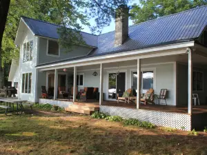 Gorgeous Gourmet Kitchen and Game Rooms - Tranquil Family Haven