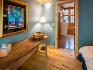 Charming Retreat - Handmade Eco-House, Artistic, Cozy