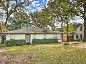 Cedar Creek Lake Home Private Dock and Hot Tub