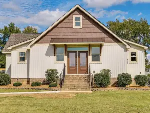 Waterfront Benson Retreat: Rescue Farm w/ a Lake!