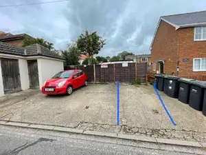 1 Bed Flat with Parking Near Town Centre