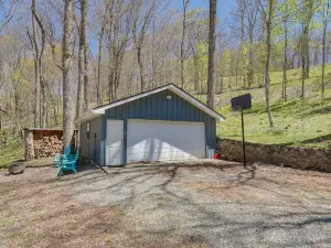 Mountaintop Mars Hill Cabin with Wraparound Deck!