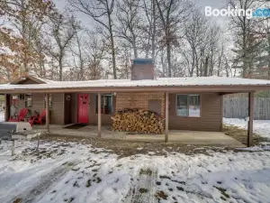 Pet-Friendly Irons Cottage about 4 Mi to Sand Lake!