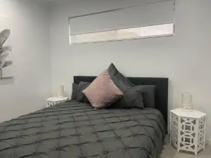 Comfy 1 Bedroom Studio Catherine Field
