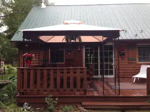 Beautiful Log Cottage Located Along Pine Creek