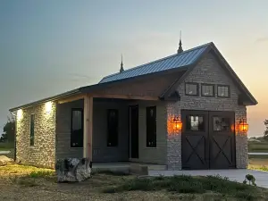 Courtside Cottage next to Pickleball Warehouse. Unique place to stay!