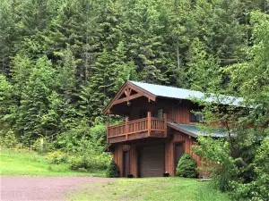 Get away from the stress and strain of life at this romantic mountain cabin.