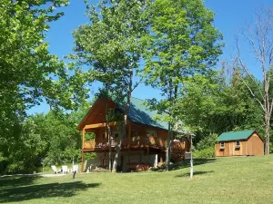 Beautiful Secluded Deluxe Log Cabin Overlooking Stocked Pond