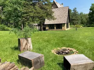Historic Stone House & Adjoining "Summer Kitchen" Bedrooms
