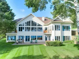 Stunning Executive Cottage on Lake Koronis