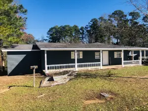 Newly Renovated Lake House with Large Dock-Fire pit-fish cleaning station