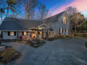 Stunning Lakefront Sanctuary: Your Perfect Getaway