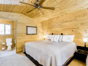 Delightful cabin with lofted layout, hot tub, modern kitchen, WiFi & shared pool