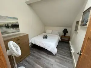 Northwoods Loft | Sleeps 12! | 1 Block to Downtown