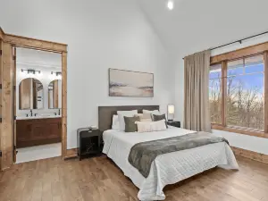 Scenic Deck and Hot Tub Bliss - Gorgeous Mountain Retreat