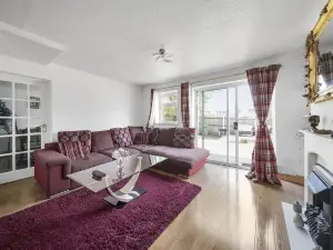 Spacious 5-Bed House in Aylesford