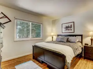 Coziness Cabin - Cute Little Cabin in the Tahoe Woods!