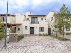 4Br Oasis with Pool & Gym at Nueva Escondida