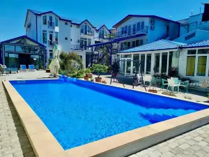 Laguna Beach Club Bazaleti Lake