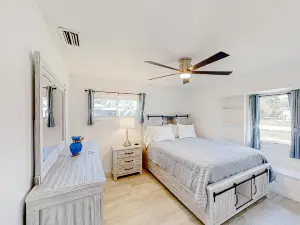 Enchanting home near beach & shops with lanai, fast WiFi & washer/dryer