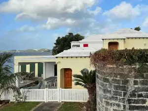 The Boathouse: Large Waterfront Cottage on Harrington Sound – Sleeps 4+