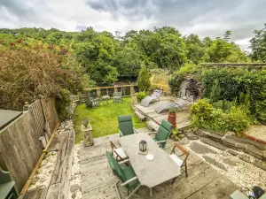 Self Catering Accommodation, Cornerstones, 16th Century Luxury House Overlooking the River