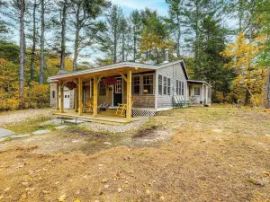 New London Cottage with Grill, Lake and Beach Access